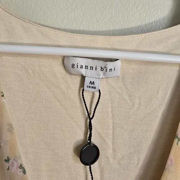 Elegant Floral Beige Blouse - Picture 3 of 3